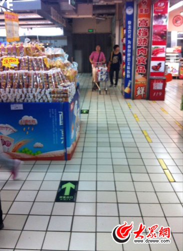 华联超市安全通道成商品存储区